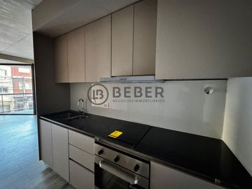 En venta ambiente al frente con balcon a estrenar, Guemes