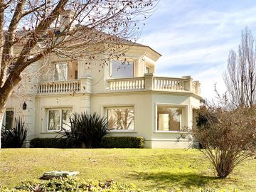 Casa en Venta en Ayres de Pilar 5 ambientes
