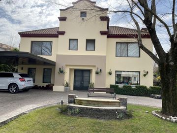 Casa en Venta en Ayres de Pilar 5 ambientes