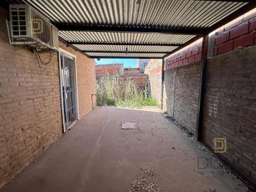VENTA CASA AL FRENTE EN PH – 2 DORMITORIOS – COCHERA Y PATIO – APTA CRÉDITO