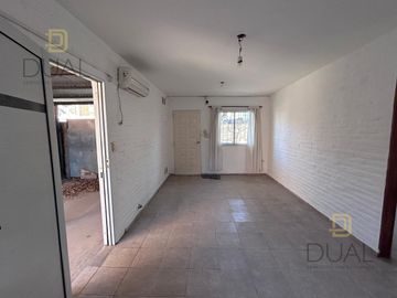 VENTA CASA AL FRENTE EN PH – 2 DORMITORIOS – COCHERA Y PATIO – APTA CRÉDITO