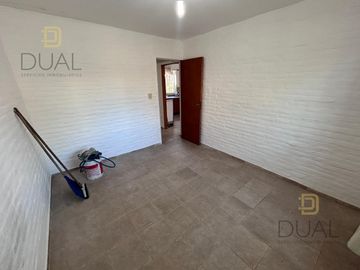 VENTA CASA AL FRENTE EN PH – 2 DORMITORIOS – COCHERA Y PATIO – APTA CRÉDITO