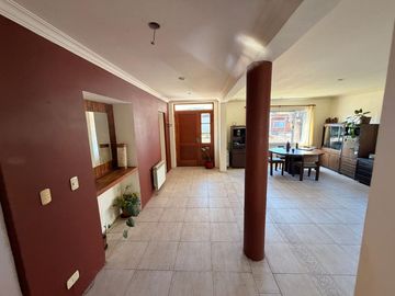 Casa en venta con dependencia y gran lote - oportunidad de precio