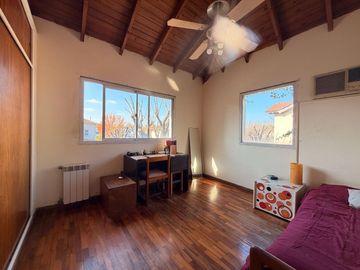 Casa en venta con dependencia y gran lote - oportunidad de precio