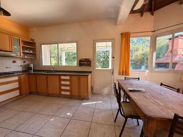 Casa en venta con dependencia y gran lote - oportunidad de precio