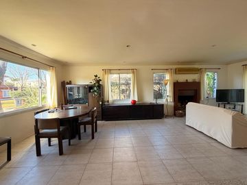 Casa en venta con dependencia y gran lote - oportunidad de precio