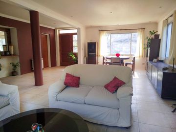 Casa en venta con dependencia y gran lote - oportunidad de precio