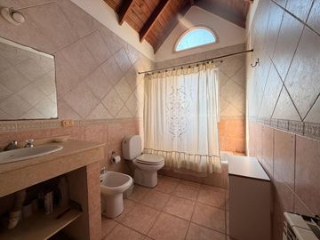 Casa en venta con dependencia y gran lote - oportunidad de precio
