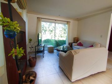 Casa en venta con dependencia y gran lote - oportunidad de precio