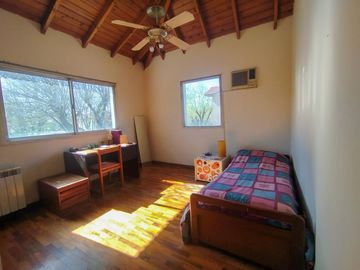 Casa en venta con dependencia y gran lote - oportunidad de precio