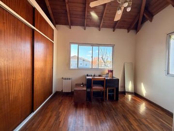 Casa en venta con dependencia y gran lote - oportunidad de precio