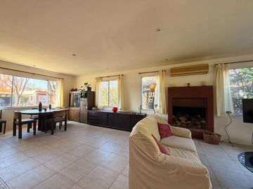 Casa en venta con dependencia y gran lote - oportunidad de precio