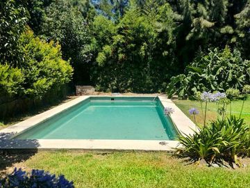 Casa en venta con dependencia y gran lote - oportunidad de precio