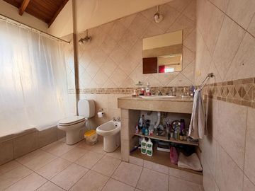 Casa en venta con dependencia y gran lote - oportunidad de precio