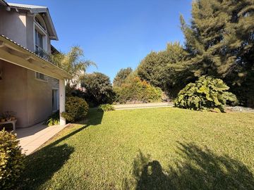 Casa en venta con dependencia y gran lote - oportunidad de precio