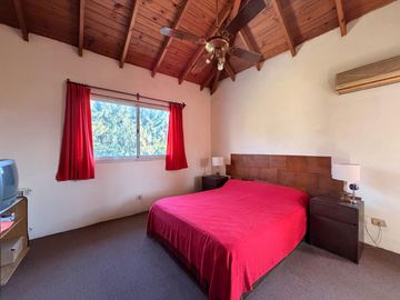 Casa en venta con dependencia y gran lote - oportunidad de precio