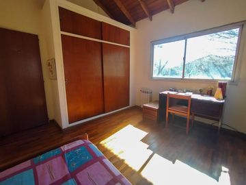 Casa en venta con dependencia y gran lote - oportunidad de precio