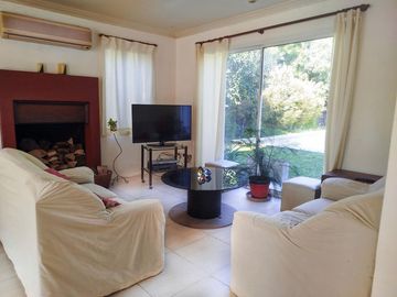 Casa en venta con dependencia y gran lote - oportunidad de precio