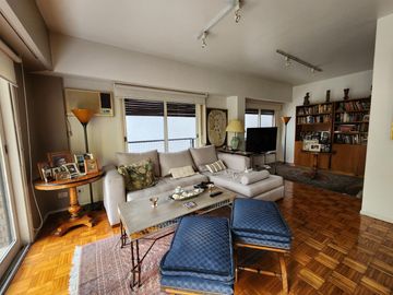 Departamento en Venta de 4 ambientes con dependencia. Cochera fija y cubierta