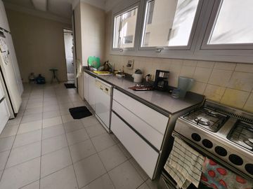 Departamento en Venta de 4 ambientes con dependencia. Cochera fija y cubierta