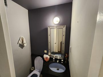 Departamento en Venta de 4 ambientes con dependencia. Cochera fija y cubierta