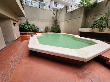 Departamento en Venta de 4 ambientes con dependencia. Cochera fija y cubierta