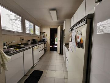 Departamento en Venta de 4 ambientes con dependencia. Cochera fija y cubierta