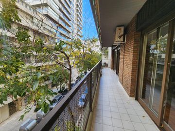 Departamento en Venta de 4 ambientes con dependencia. Cochera fija y cubierta