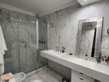 Departamento en Venta de 4 ambientes con dependencia. Cochera fija y cubierta