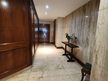 Departamento en Venta de 4 ambientes con dependencia. Cochera fija y cubierta