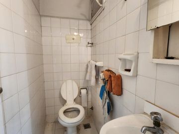 Departamento en Venta de 4 ambientes con dependencia. Cochera fija y cubierta