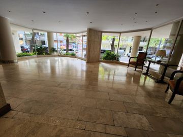 Departamento en Venta de 4 ambientes con dependencia. Cochera fija y cubierta
