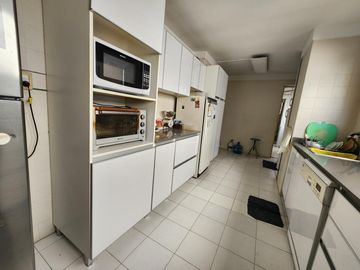Departamento en Venta de 4 ambientes con dependencia. Cochera fija y cubierta