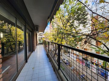 Departamento en Venta de 4 ambientes con dependencia. Cochera fija y cubierta