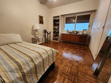 Departamento en Venta de 4 ambientes con dependencia. Cochera fija y cubierta