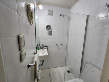 Departamento en Venta de 4 ambientes con dependencia. Cochera fija y cubierta