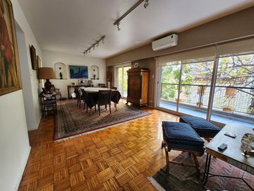 Departamento en Venta de 4 ambientes con dependencia. Cochera fija y cubierta