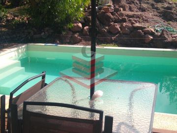 EN VENTSA COMPLEJO DE 2 CABAÑAS EN SIQUIMAN FRENTE AL LAGO CON VISTA A LAS SIERRAS REF: 2024