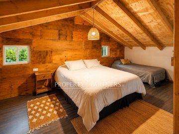 Lodge en funcionamiento con centro deportivo frente al mar.