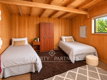 Lodge en funcionamiento con centro deportivo frente al mar.