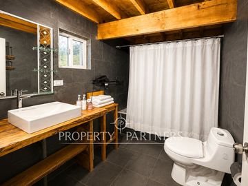 Lodge en funcionamiento con centro deportivo frente al mar.