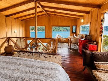 Lodge en funcionamiento con centro deportivo frente al mar.