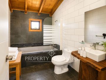 Lodge en funcionamiento con centro deportivo frente al mar.