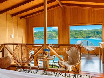 Lodge en funcionamiento con centro deportivo frente al mar.