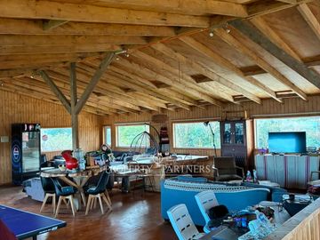 Lodge en funcionamiento con centro deportivo frente al mar.