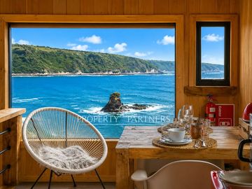 Lodge en funcionamiento con centro deportivo frente al mar.