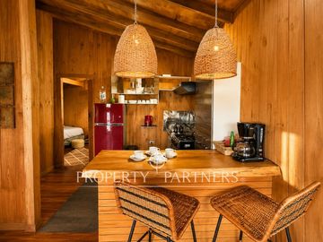 Lodge en funcionamiento con centro deportivo frente al mar.