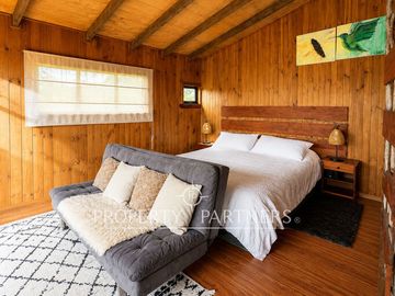Lodge en funcionamiento con centro deportivo frente al mar.