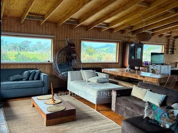 Lodge en funcionamiento con centro deportivo frente al mar.