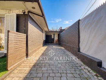 ENCANTADORA CASA FAMILIAR CON GRAN TERRAZA TECHADA Y QUINCHO